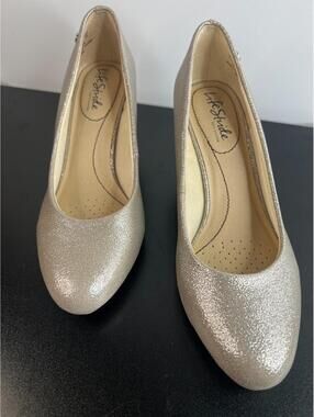 LifeStride Gold Shimmer Pumps Size 7.5M Kitten Heel Soft System Pointed Toe EUC